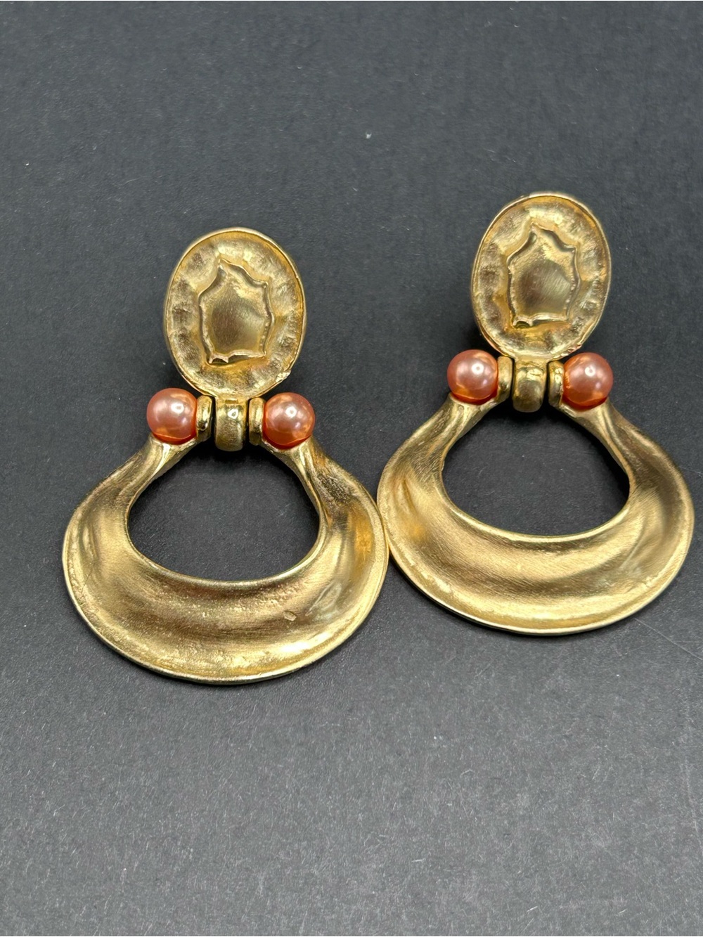 VTG 80s Matte Gold-Tone Door Knocker Drop Clip Earrings with Coral Accent Beads